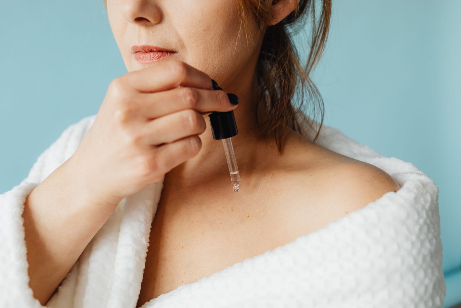 Wanita mengoleskan serum dengan pipet — perawatan kulit siang hari
