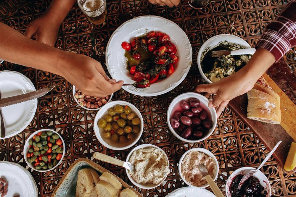 A shared table with olives, berries and small plates — an anti-inflammatory diet and a weekly menu