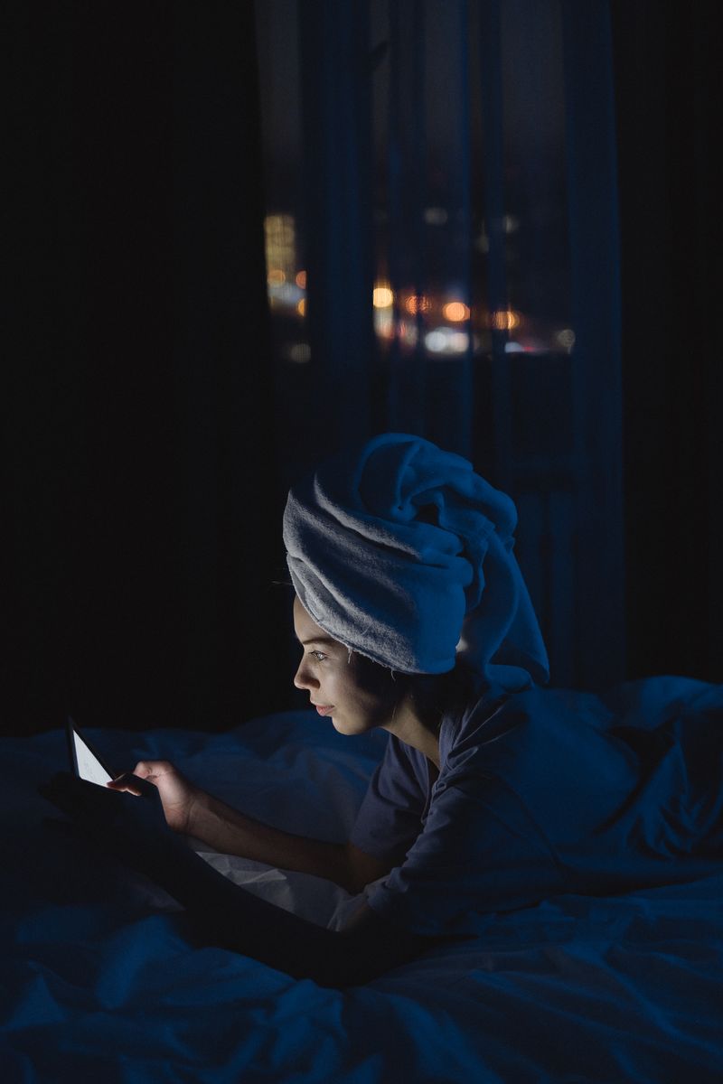 Usare il telefono a letto prima di dormire — luce blu e sonno