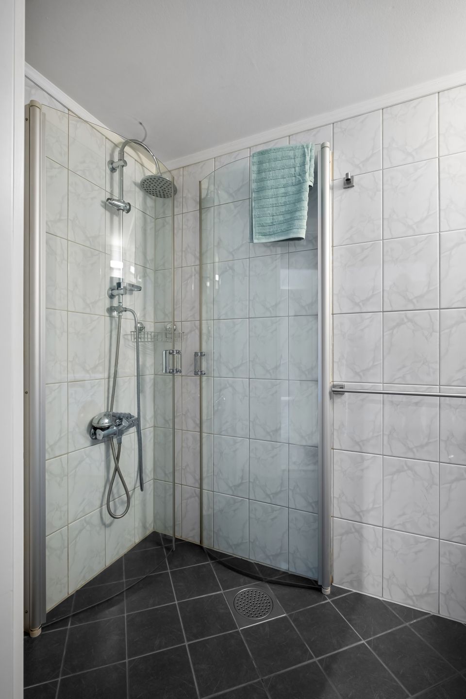 Pancuran air dari shower — mandi kontras untuk kesegaran dan pemulihan