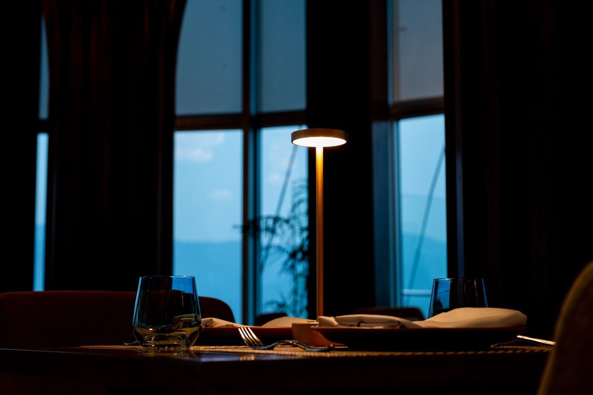 Lichte avondmaaltijd op tafel in warm lamplicht — laat eten en slaap