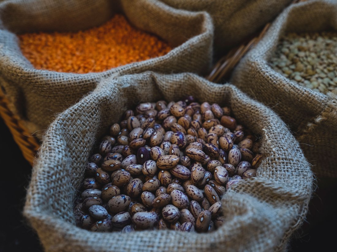 Verdure, pane integrale e cereali — fonti di fibre nella dieta