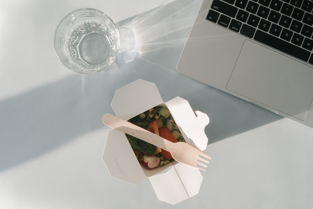 Comida saludable en el escritorio de casa — alimentación en el teletrabajo