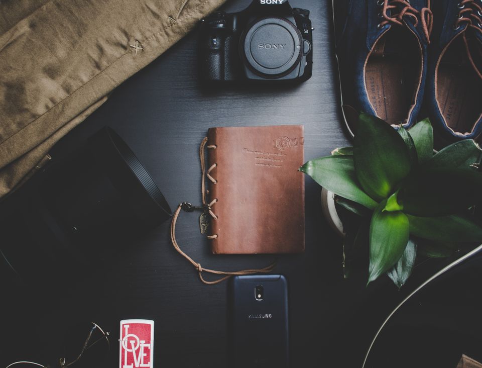 Buku catatan berisi rencana satu bulan dan sepatu lari — awal gaya hidup sehat