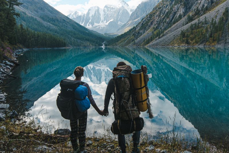Mochila y equipo para una excursión — preparación para una ruta a pie