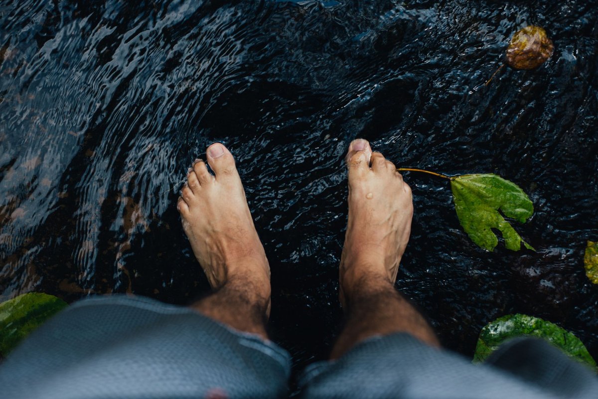 Kaki dalam air sejuk di jalur Kneipp — ritual air metode Kneipp untuk kesegaran