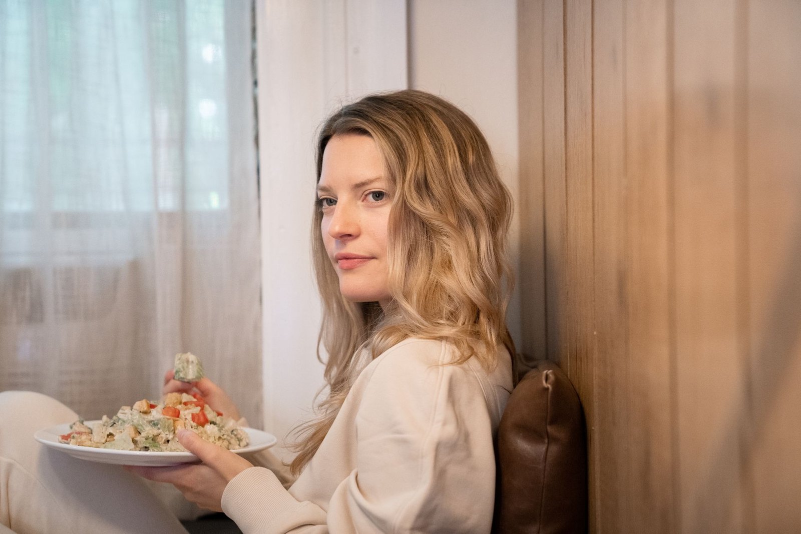 Femme mangeant tranquillement une salade chez elle — alimentation consciente