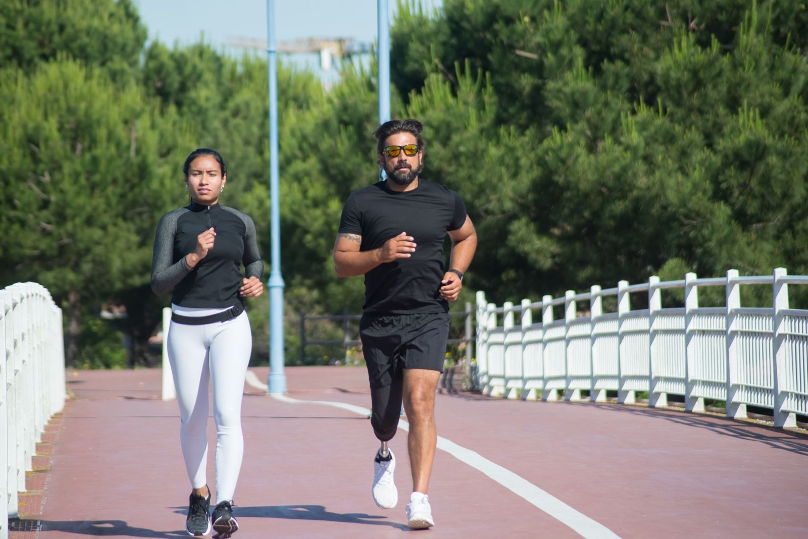 Pasangan jogging di jalan setapak yang cerah — menjadikan gerak sebagai kebiasaan