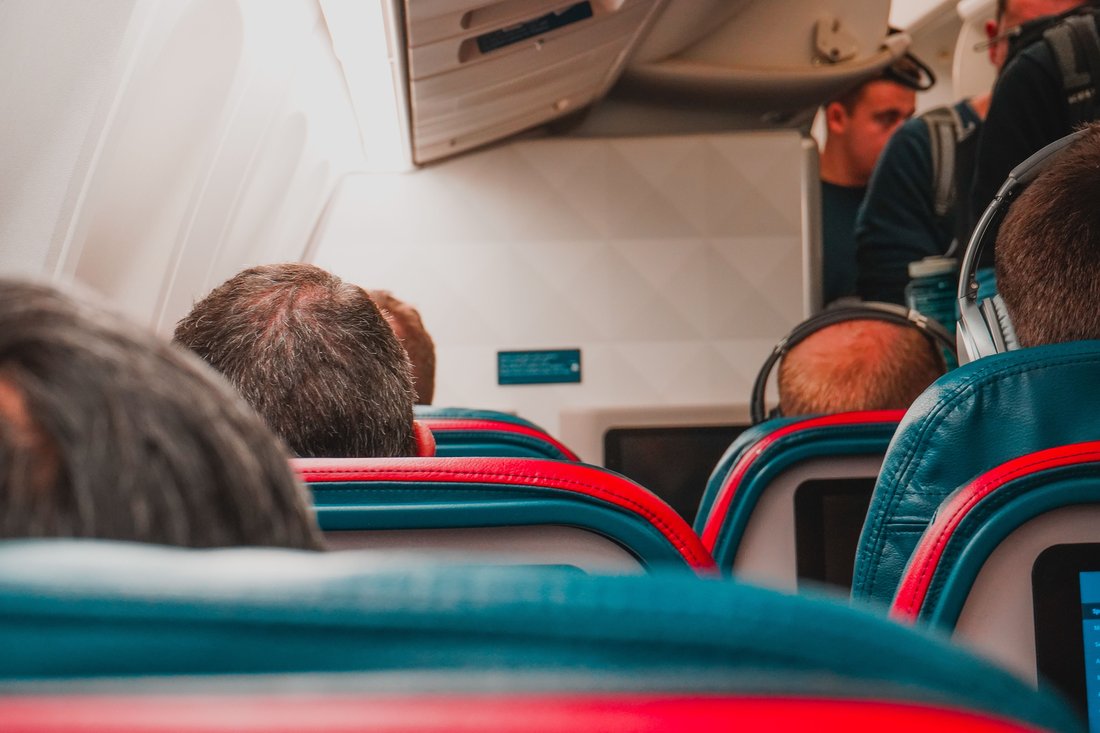 Passageiro de avião em uma posição confortável durante um voo longo