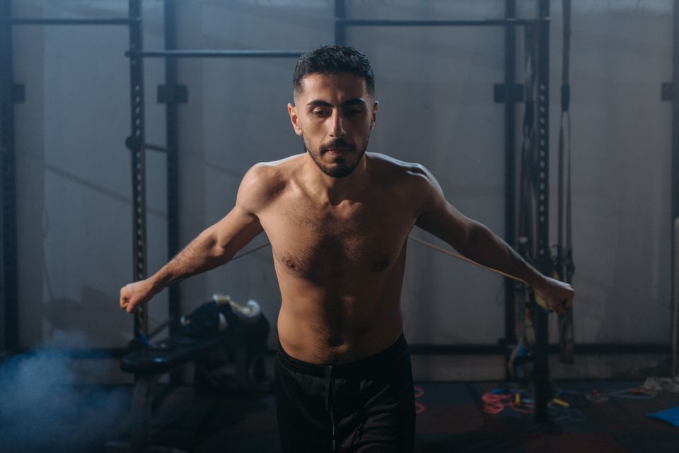 Pria di atas 45 berlatih dengan dumbel — energi dan stamina