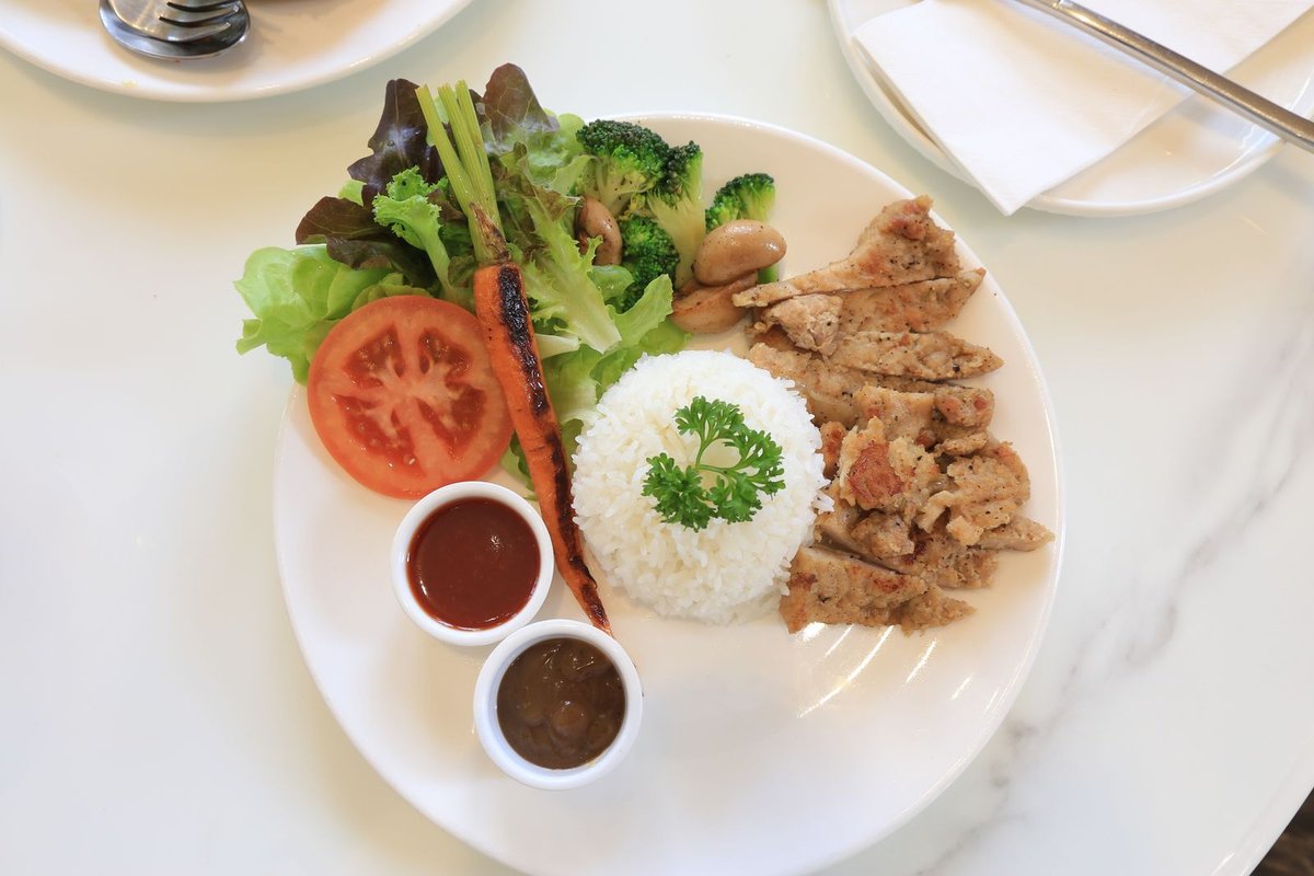 Assiette avec riz, légumes et poulet répartis selon la méthode de l'assiette équilibrée