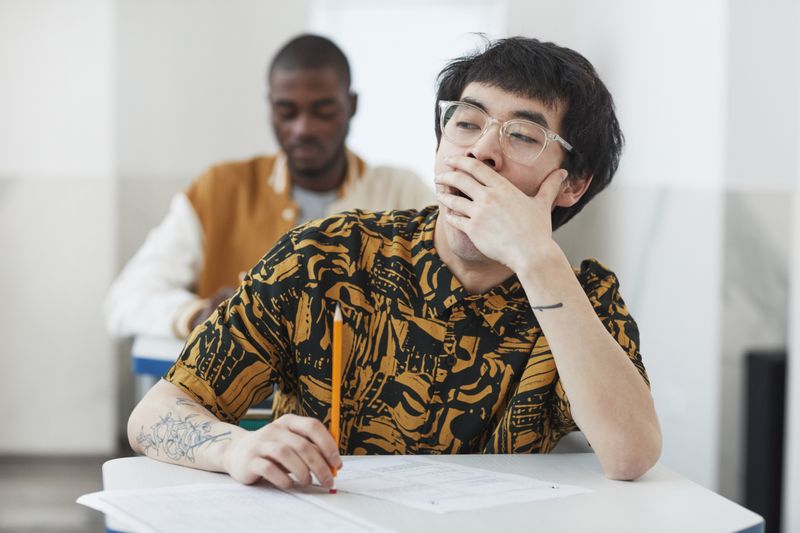 Una scrivania con compiti rimandati — procrastinazione e stress