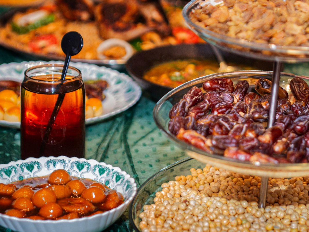Iftar table with dates, water, soup and fruit — nutrition during Ramadan fasting