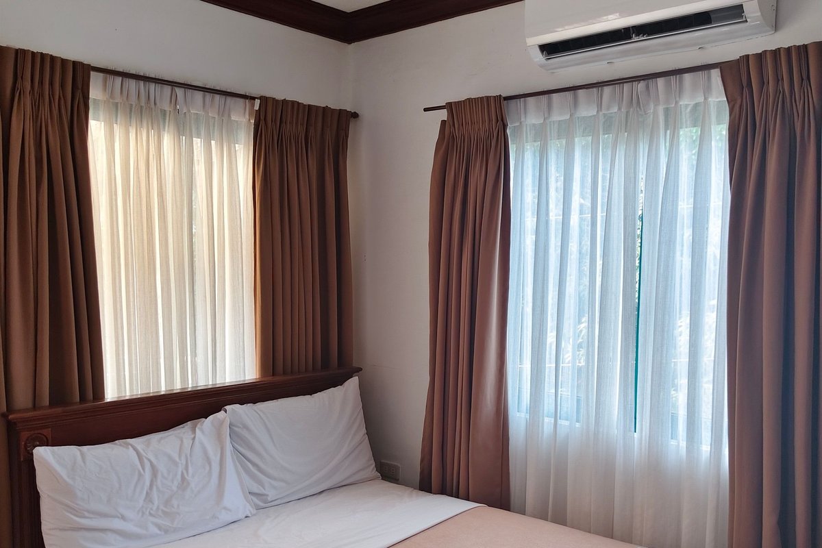 Quarto acolhedor com ar condicionado e um edredão leve: dormir com ar condicionado