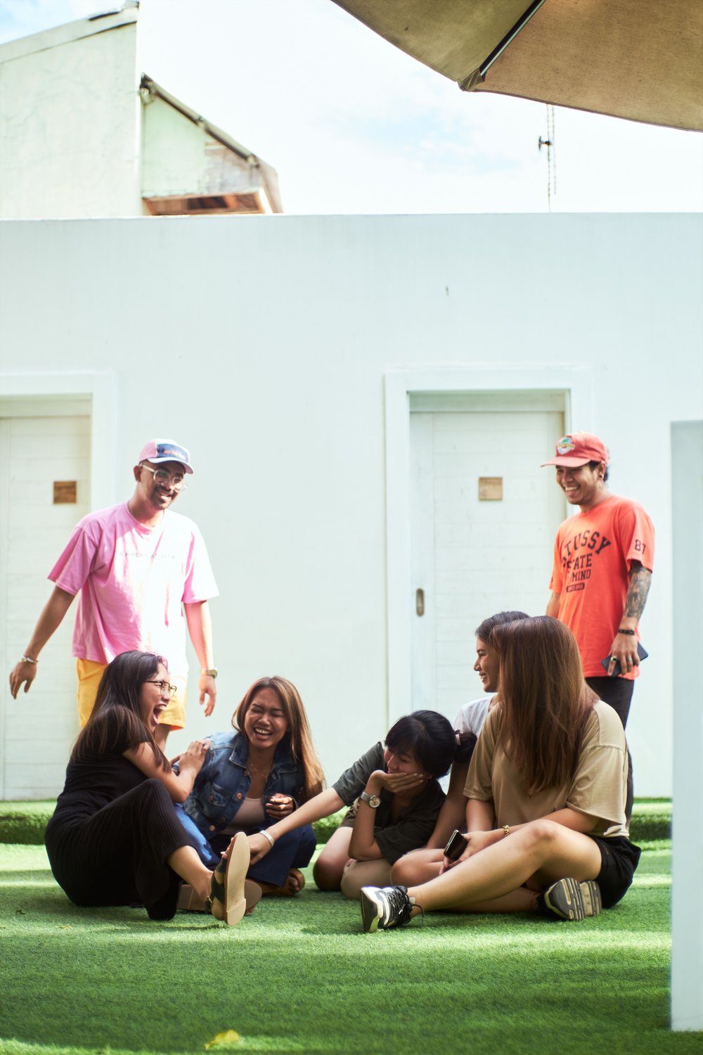 Amigos rindo à mesa — vínculos sociais e saúde