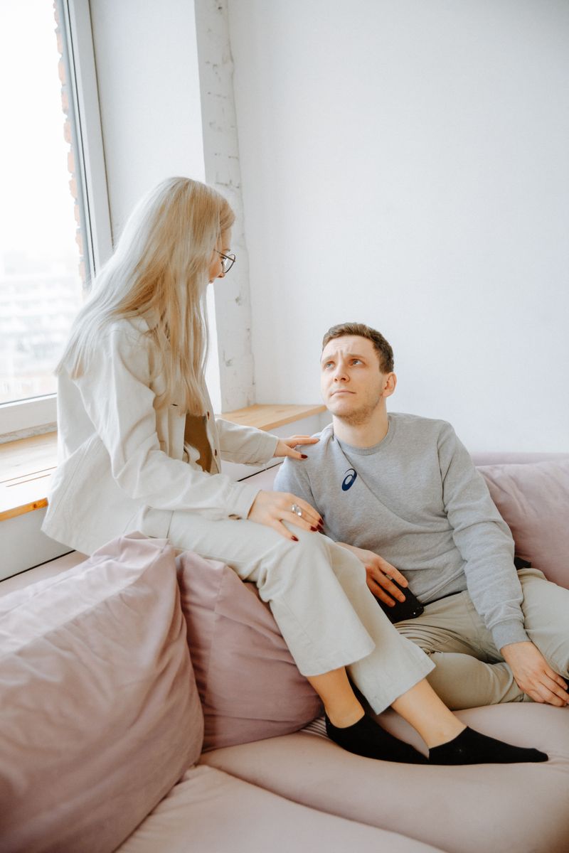 Ein Paar unterstützt sich gegenseitig — Nähe und Stress in der Beziehung