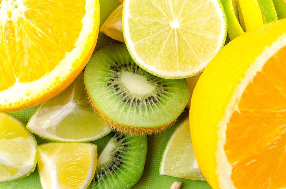 Zitrusfrüchte und farbenfrohes Gemüse als Vitamin-C-Quellen