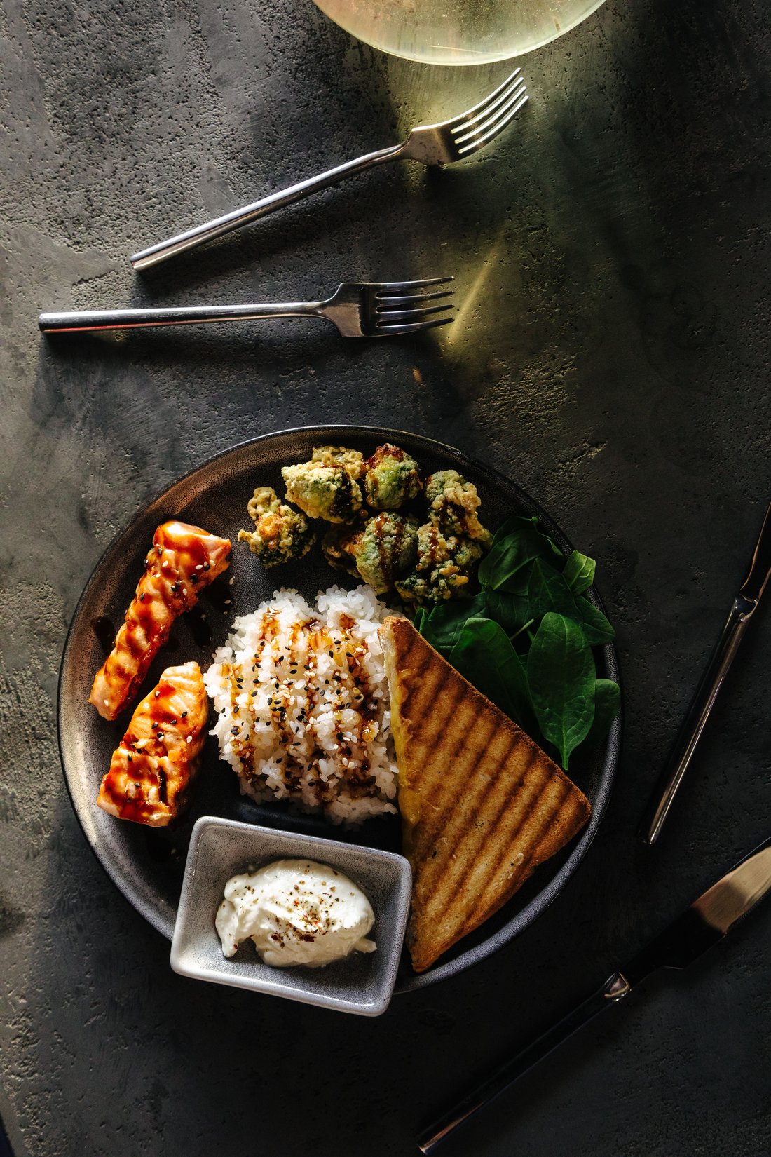 Plato con pollo, verduras y quinua — alimentación después de entrenar